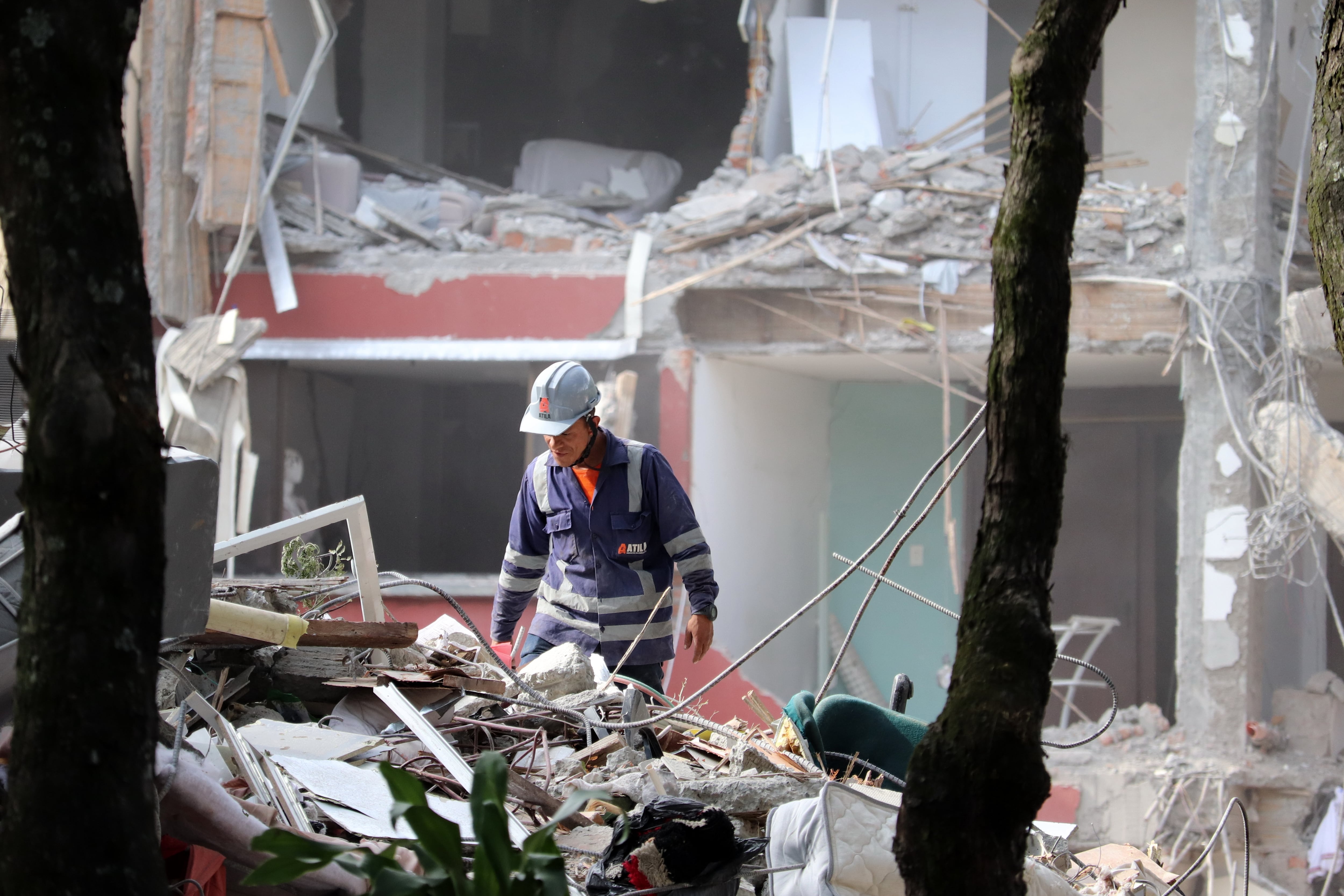 Demoliciones de los edificios Guadalupe y Molino Rojo en el sur de Cali.