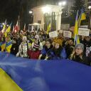 Los participantes llevan una bandera ucraniana gigante para conmemorar el primer aniversario de la invasión rusa de Ucrania, frente a la embajada rusa en Varsovia, Polonia, el viernes 24 de febrero de 2023.