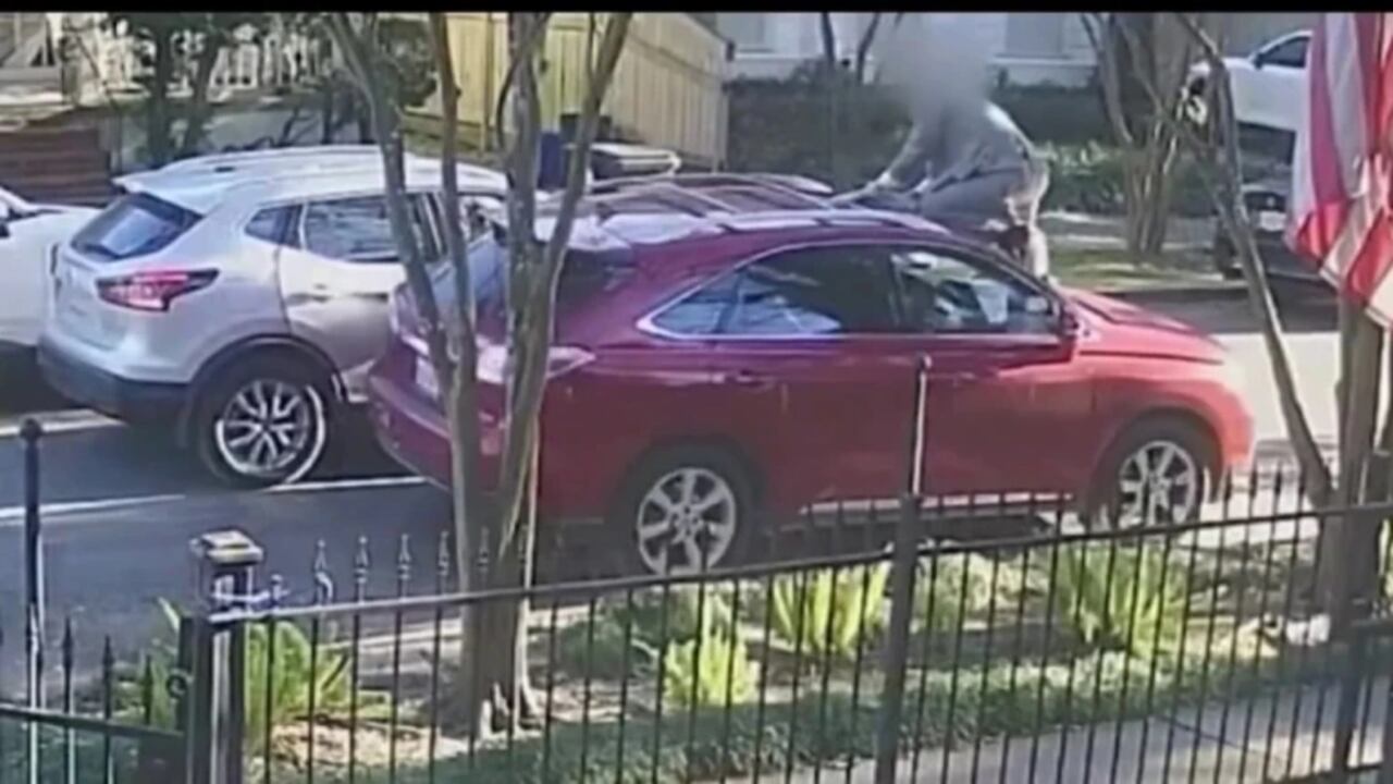 En video quedó registrado el momento en el que un ciudadano era víctima del robo de una camioneta en Estados Unidos, pero en una rápida reacción se sube al techo de su carro para impedir que el delincuente se la llevara.