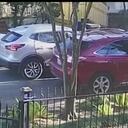 En video quedó registrado el momento en el que un ciudadano era víctima del robo de una camioneta en Estados Unidos, pero en una rápida reacción se sube al techo de su carro para impedir que el delincuente se la llevara.