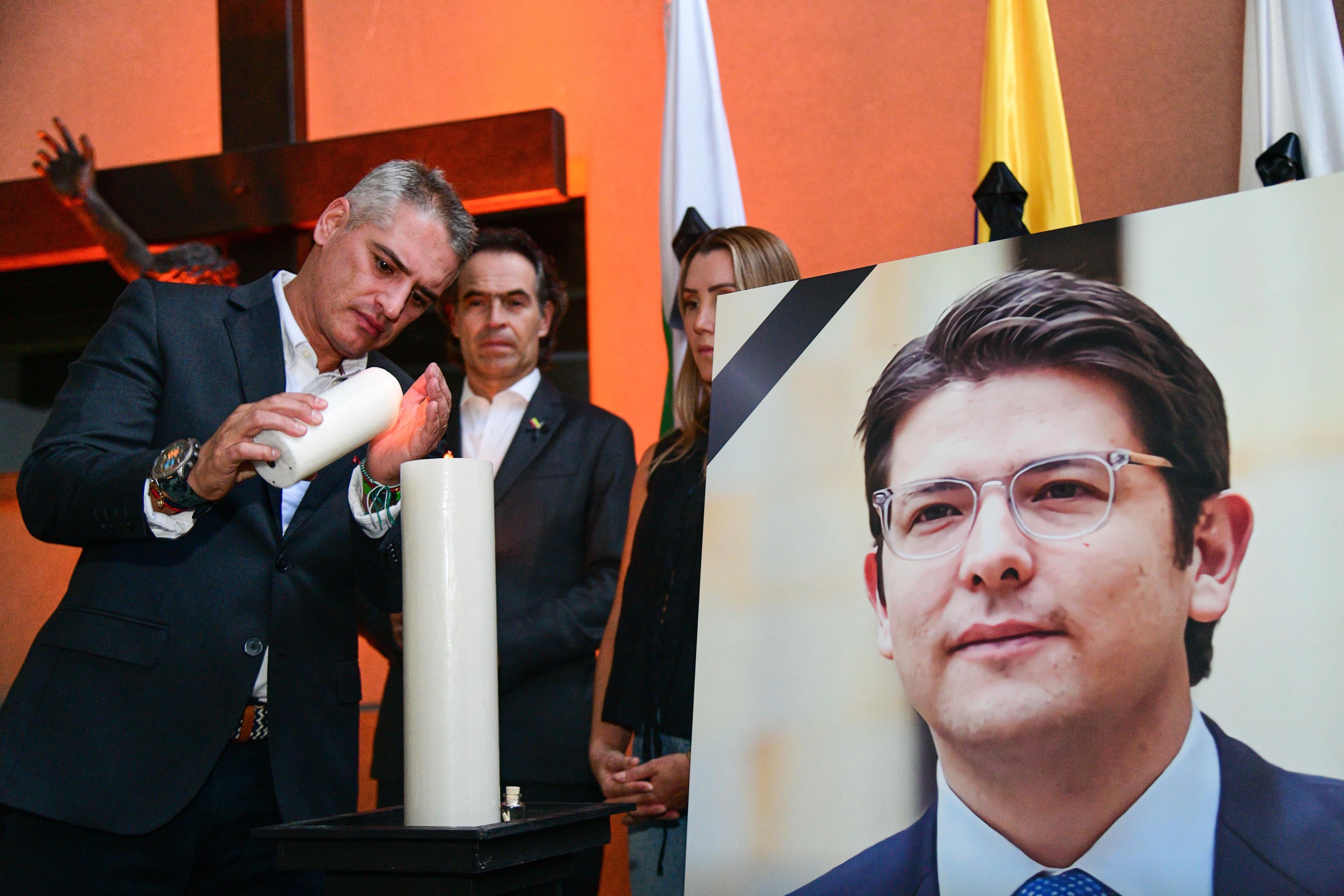 El gobernador de Antioquia, Andrés Julián Rendón, y el alcalde de Medellín, Federico Gutiérrez, lideraron velatón y oración a favor de Miguel Uribe en Medellín.