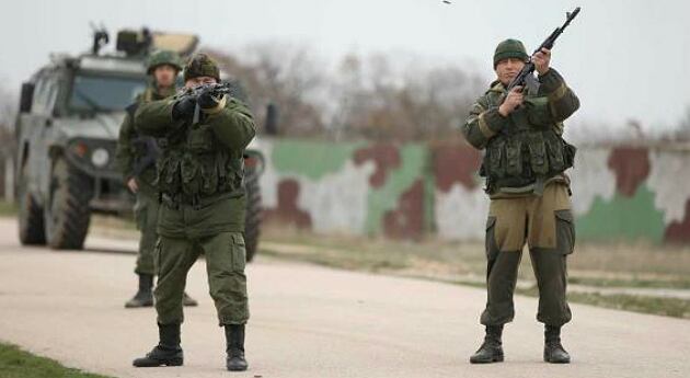 Militares rusos disparan al aire para amenazar a soldados de Ucrania.