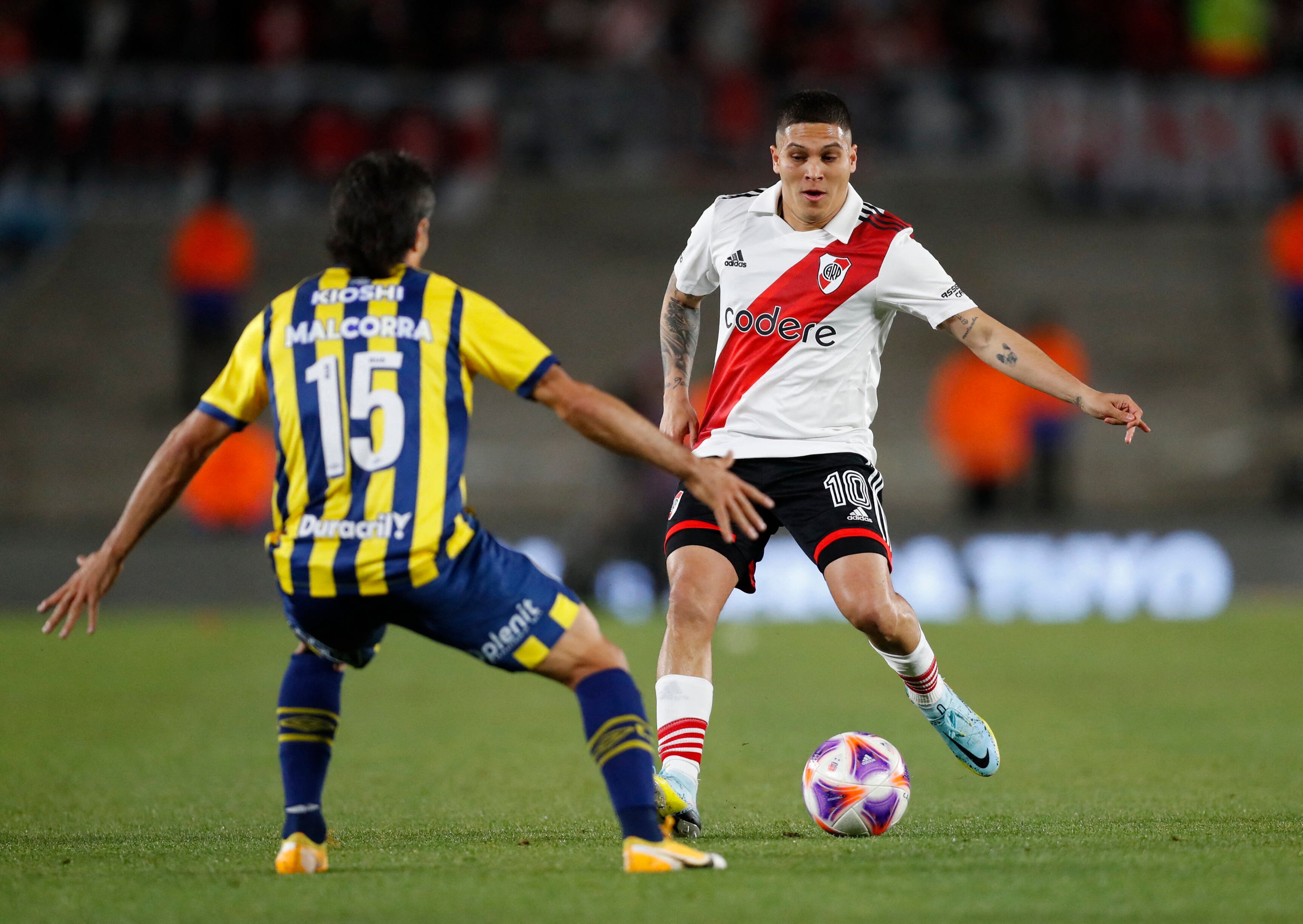 Soccer Football - Primera Division - River Plate v Rosario Central - Monumental Antonio Vespucio Liberti, Buenos Aires, Argentina - October 16, 2022 River Plate's Juan Quintero in action with Rosario Central's Victor Malcorra REUTERS/Agustin Marcarian
