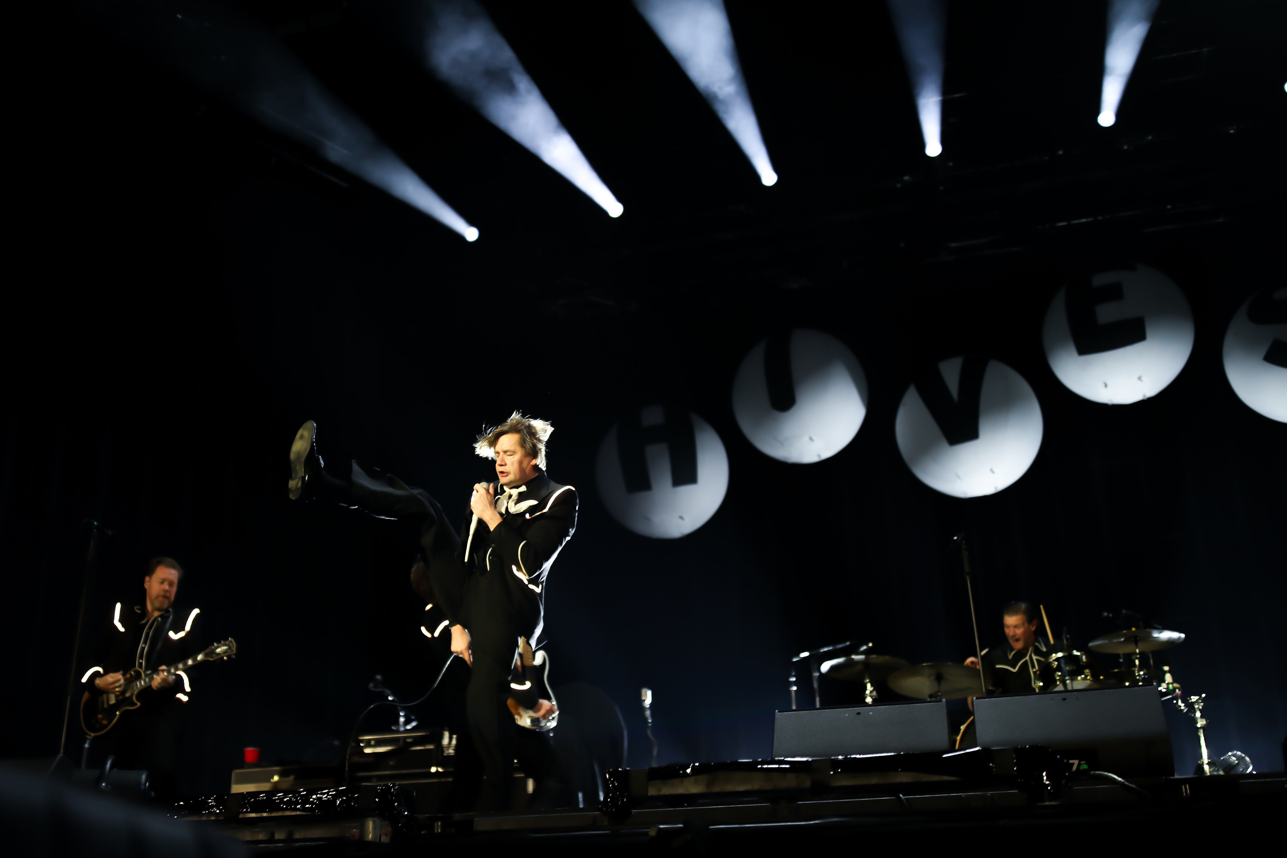 The Hives en el Vive Claro de Bogotá, Febrero 10, 2026. Los suecos abrieron la noche y calentaron la escena para My Chemical Romance. Foto: Esteban Vega La-Rotta