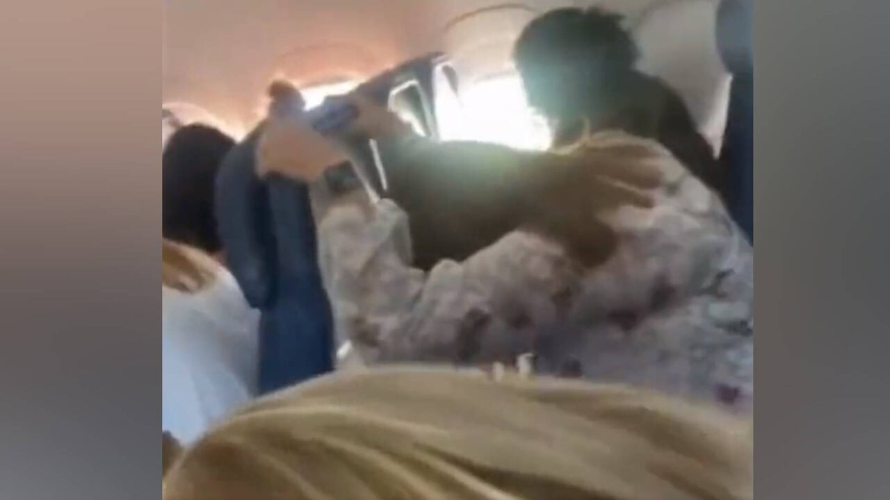 El tren de aterrizaje está compuesto por los neumáticos y las partes que absorben el fuerte impacto producido por el contacto entre la aeronave y la pista