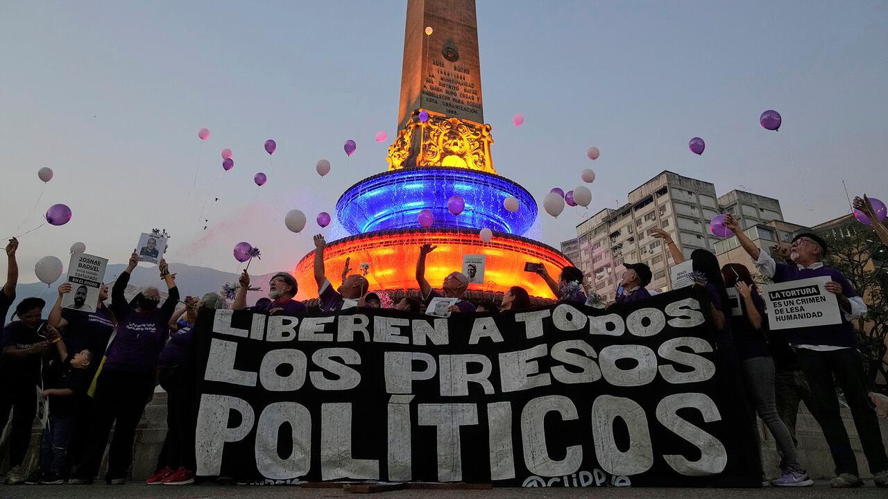 Activistas y familiares de prisioneros liberan globos pidiendo la libertad de los presos políticos, en Caracas, Venezuela. Imagen de archivo del lunes 14 de abril de 2025.