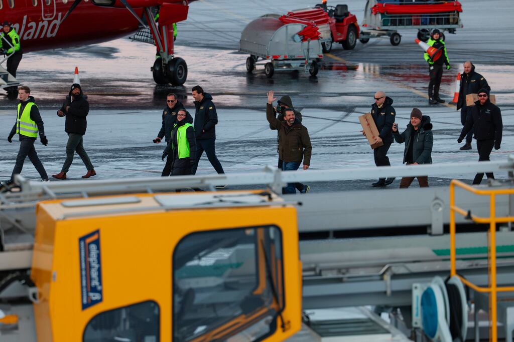 Donald Trump Jr., centro, hace un gesto cuando llega a Nuuk, Groenlandia, el martes 7 de enero de 2025. (Emil Stach/Ritzau Scanpix vía AP)
