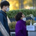 A una mujer le toman una muestra de la garganta para una prueba de COVID-19 en un sitio de pruebas de coronavirus en Beijing, el viernes 4 de noviembre de 2022.