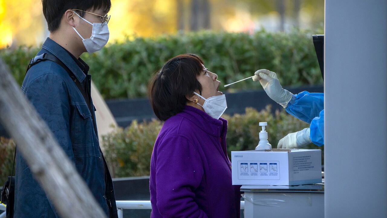 La cantidad de casos positivos para covid-19 en China, ha hecho que varios países comiencen a pedir la prueba negativa a viajeros de ese país.