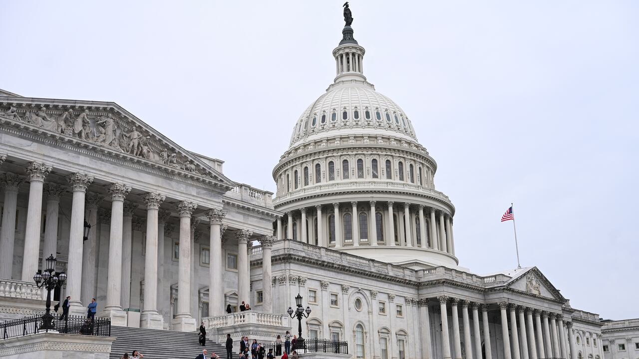 El gobierno de EE. UU. se cerró a media noche del 30 de septiembre del 2025, debido a que republicanos y demócratas no llegaron a acuerdos de financiación.