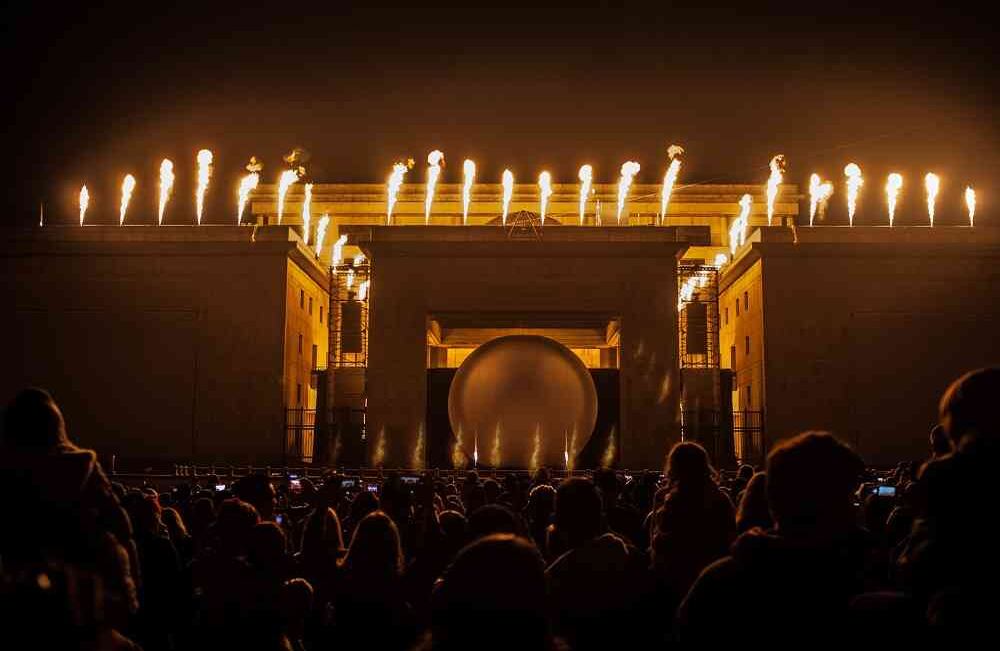 Los fuegos artificiales se ven a lo alto durante las celebraciones de la época de Navidad en la Plaza de Bolívar de Bogotá, Colombia, el 20 de diciembre de 2017. Colombianos de diversas partes del país se reúnen en este lugar para celebrar la Navidad con el espectáculo de luces francés, inspirado en la biodiversidad de la flora y fauna colombiana. Foto: Juancho Torres / Agencia Anadolu