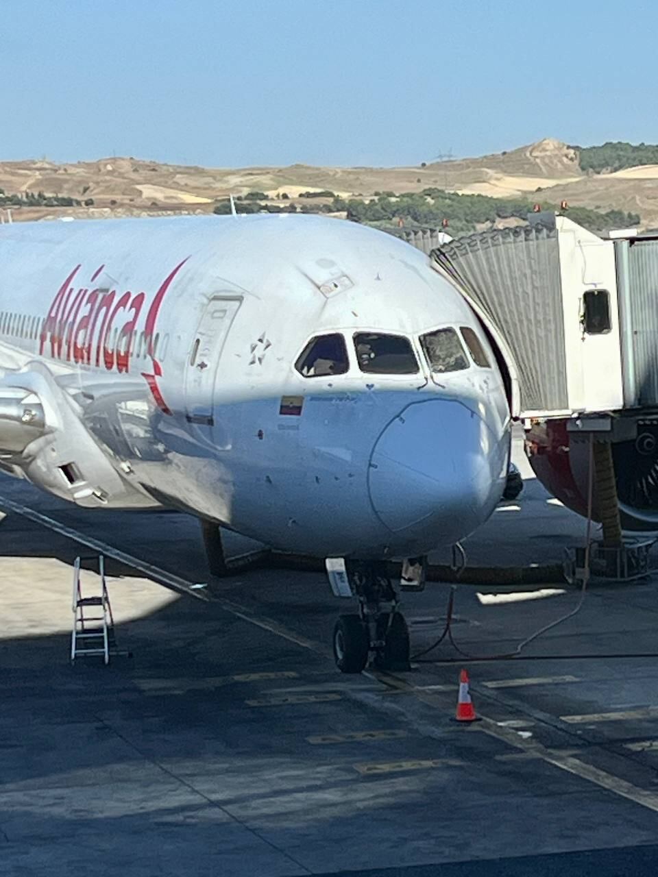 Avión de Avianca en la ruta Madrid- Medellín con una ventanilla de cabina averiada.