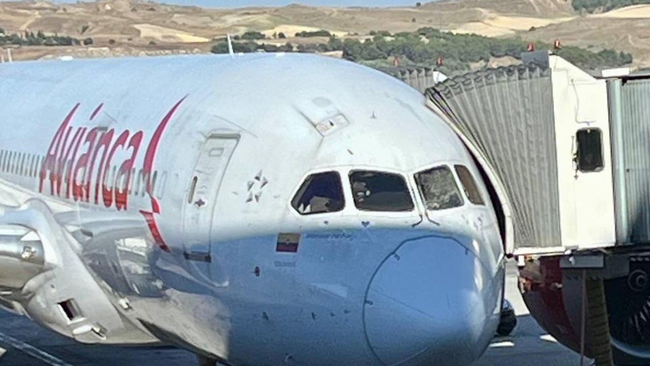 Avión de Avianca en la ruta Madrid- Medellín con una ventanilla de cabina averiada.
