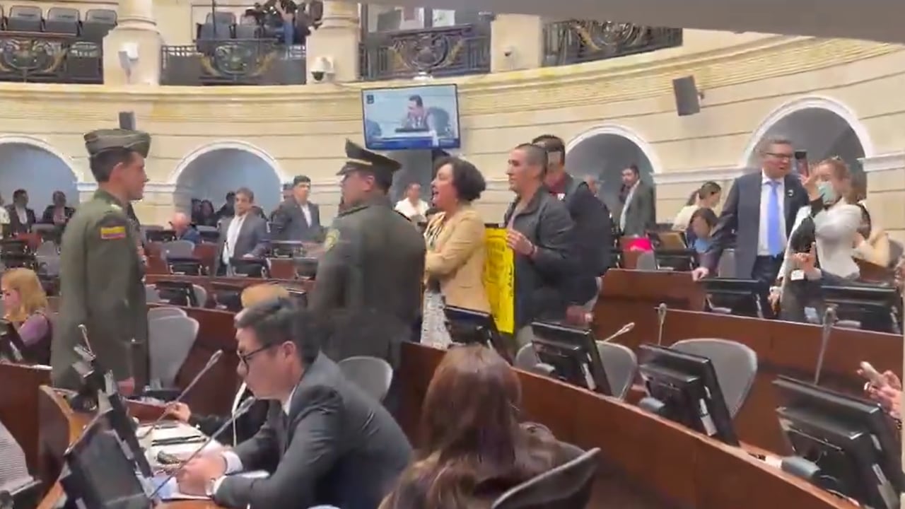 La senadora Isabel Zuleta intervino para devolverle el cartel a Matador y se ubicó frente al caricaturista cuando la Policía intentó retirarlo del recinto, por solicitud del presidente del Senado.