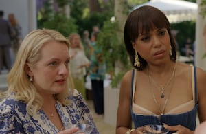Elisabeth Moss y Kerry Washington en 'Imperfect Women' de Apple TV.