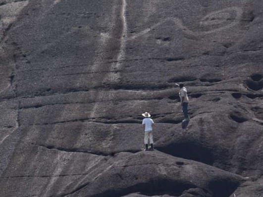 Algunas de estas figuras están por lo menos a unos 15 o 20 metros de altura y los dibujos más grandes superan los 40 metros de largo.