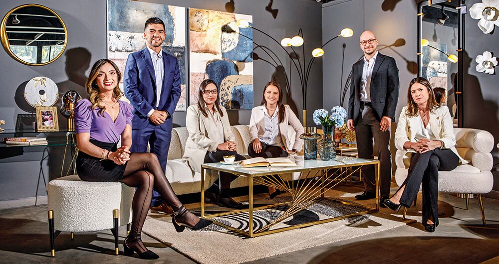 De izquierda a Derecha:Ángela María González C., Research - Itaú Asset Unibanco; Julio César Romero, gerente de Análisis Macroeconómico y Mercados Financieros de Corficolombiana; Jackeline Piraján, economista de Scotiabank Colpatria; Carolina Monzón, gerente de Investigaciones Económicas de Itaú Colombia; Juan David Ballén, director de análisis y estrategia de Casa de Bolsa, y Laura Clavijo, directora de Investigaciones Económicas de Bancolombia.