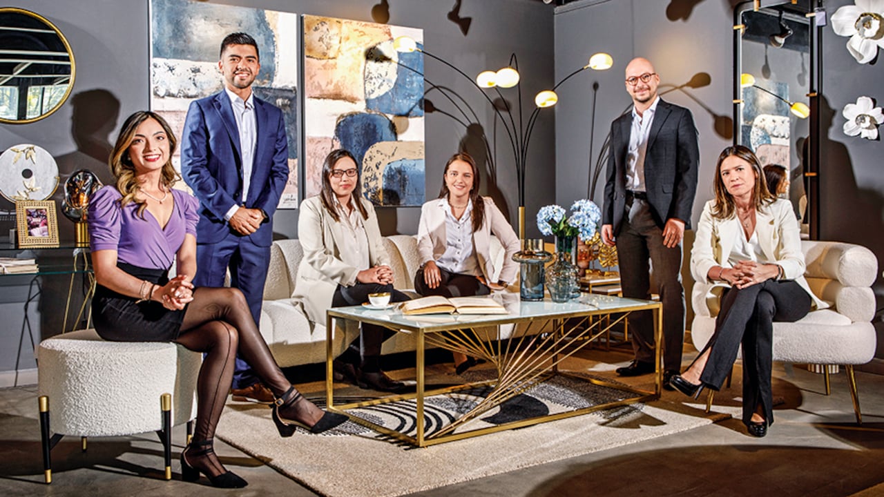 De izquierda a Derecha: Ángela María González C., Research - Itaú Asset Unibanco; Julio César Romero, gerente de Análisis Macroeconómico y Mercados Financieros de Corficolombiana; Jackeline Piraján, economista de Scotiabank Colpatria; Carolina Monzón, gerente de Investigaciones Económicas de Itaú Colombia; Juan David Ballén, director de análisis y estrategia de Casa de Bolsa, y Laura Clavijo, directora de Investigaciones Económicas de Bancolombia.