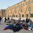 La policía israelí dijo que había entrado para desalojar a "agitadores", una medida denunciada como un "crimen sin precedentes" por el movimiento islamista palestino Hamás. El sitio sagrado musulmán está construido sobre lo que los judíos llaman el Monte del Templo, el sitio más sagrado del judaísmo. (Foto de AHMAD GHARABLI / AFP)