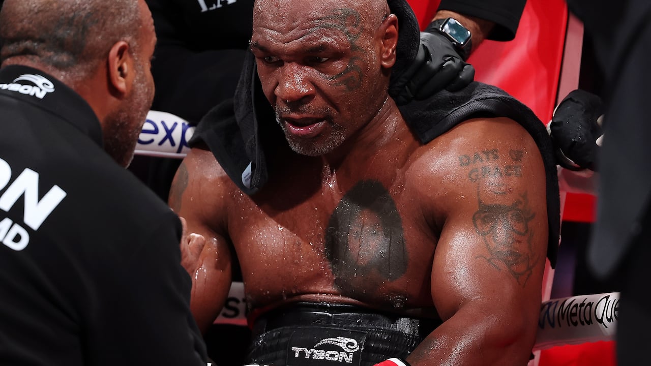 Mike Tyson lucha durante LIVE On Netflix: Jake Paul vs. Mike Tyson en el AT&T Stadium el 15 de noviembre de 2024 en Arlington, Texas.