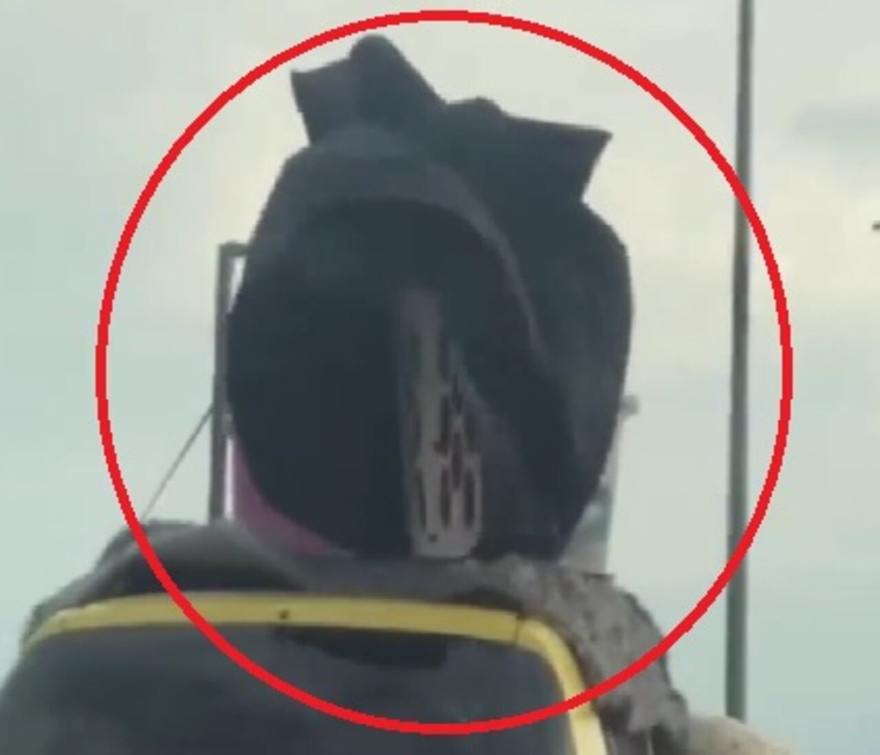 Taxista en Cali fue grabado transportando un trasteo completo en su vehículo.