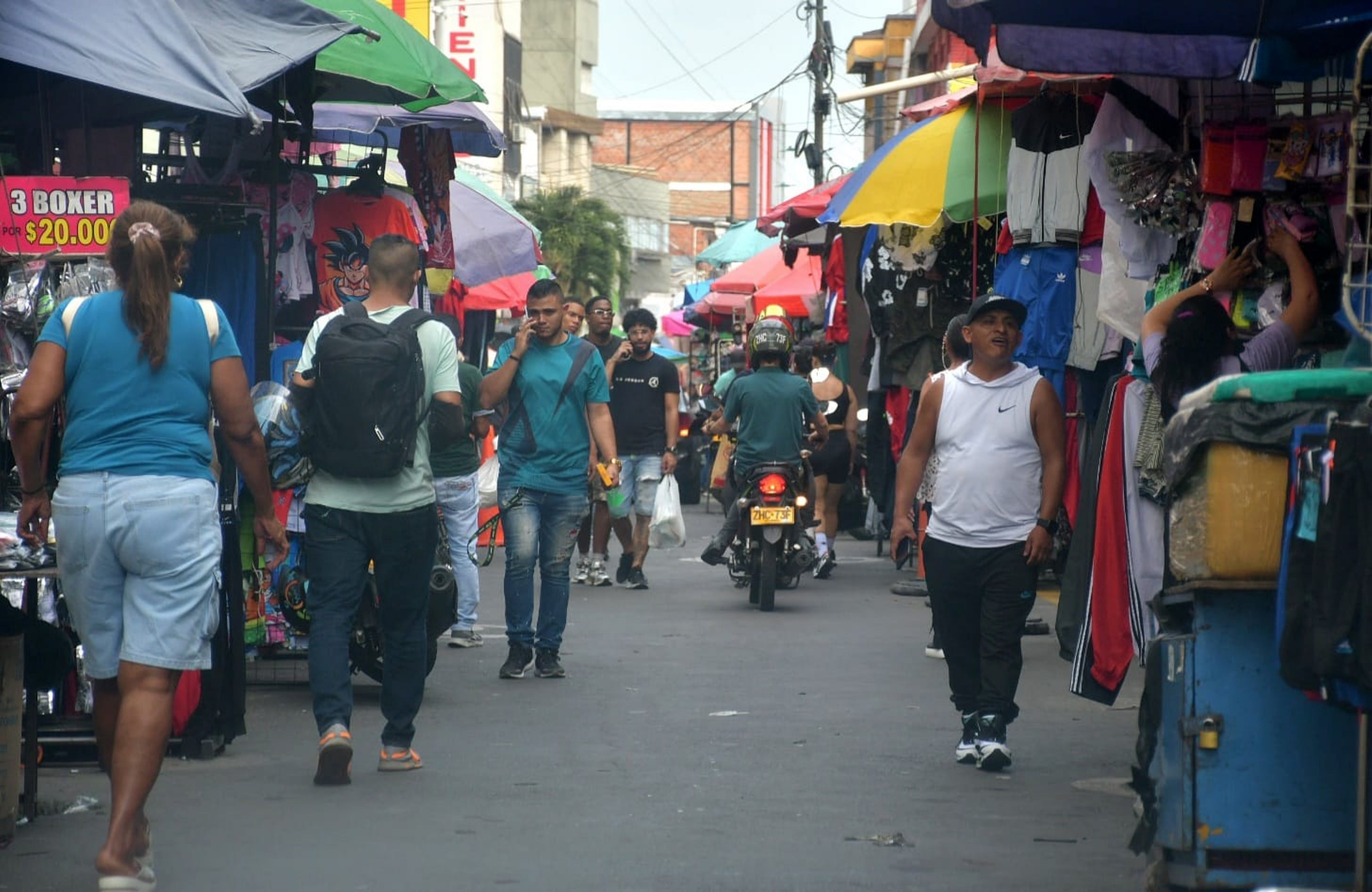 La calle 14 en el centro de Cali entre carrera 5ta y 10 invadida por completo por ventas ambulantes.