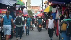 La calle 14 en el centro de Cali entre carrera 5ta y 10 invadida por completo por ventas ambulantes.