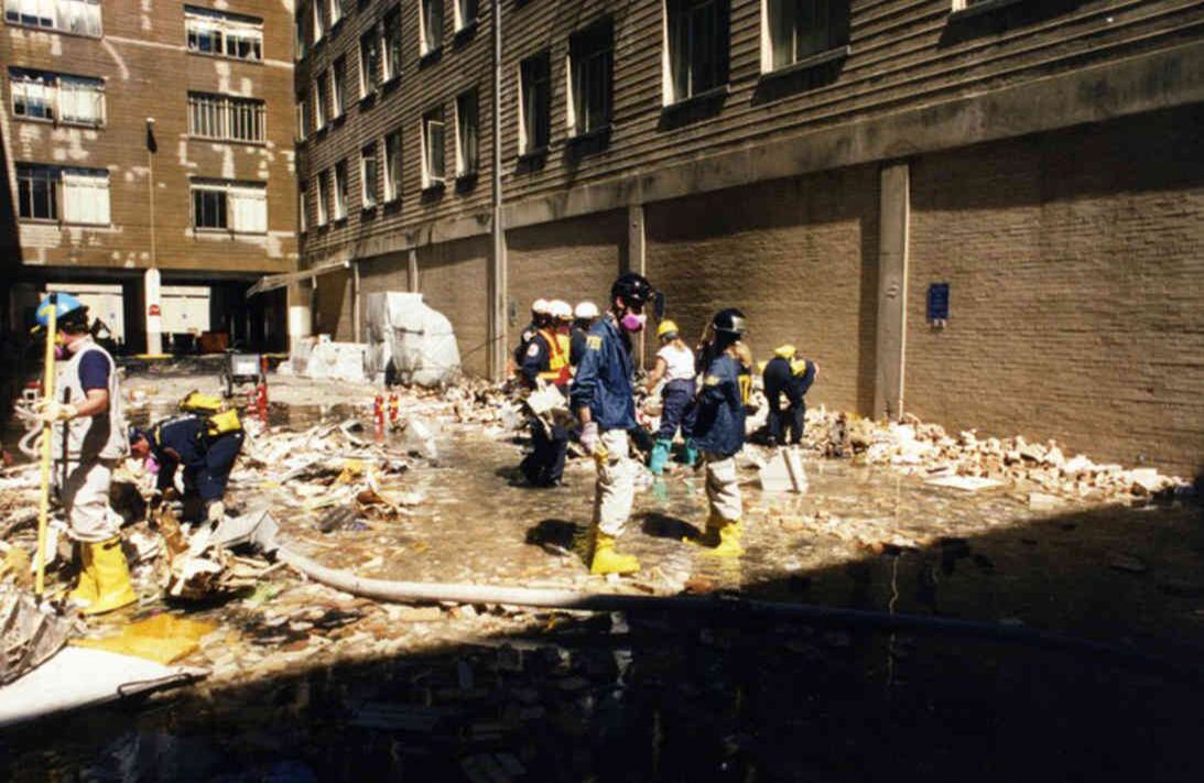 Investigadores trabajando. En el momento de los ataques, aproximadamente 18,000 personas estaban en el gigantesco edificio ubicado en Arlington, parte del área metropolitana de Washington. Foto: FBI