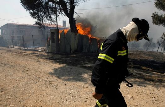 Según los alcaldes de los ayuntamientos que han sido afectados por el incendio, las autoridades no tomaron las medicas necesarias cuando aparecieron los primeros indicios de fuego. 