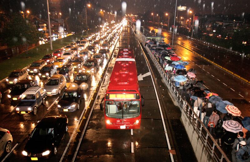 Sin salida

Aguaceros, obras, contratación fraudulenta, un transporte público deficiente y cada vez más carros particulares tienen colapsada la movilidad en Bogotá. 