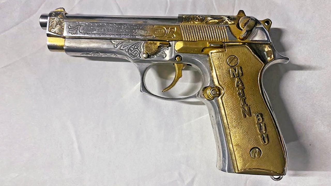 Esta pistola con piezas en oro acompañaba a Mayimbú las 24 horas del día. Uno de sus socios del cartel de Sinaloa se la regaló.