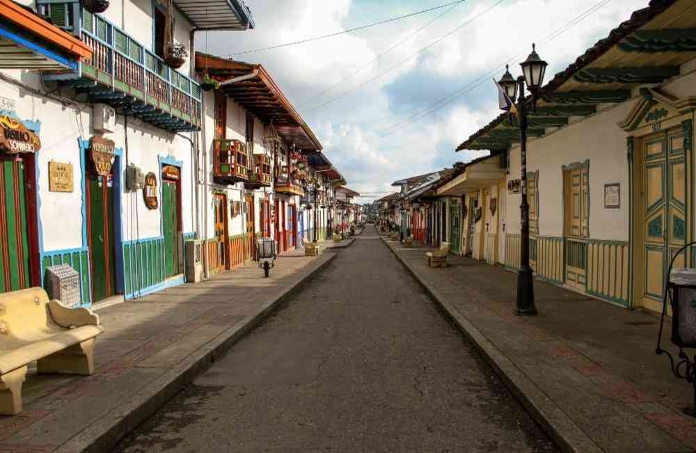 En Salento, Quindío, ya no pueden esperar más. Muchos de sus pequeños comerciantes salieron a manifestarse para exigir la reapertura del comercio, pues el pueblo está cerrado desde hace tres meses. Salento recibía un millón y medio de turistas al año. Sin turismo, como manifiestan los pobladores, la crisis económica podría ser catastrófica. Foto: Lupi Herrera.