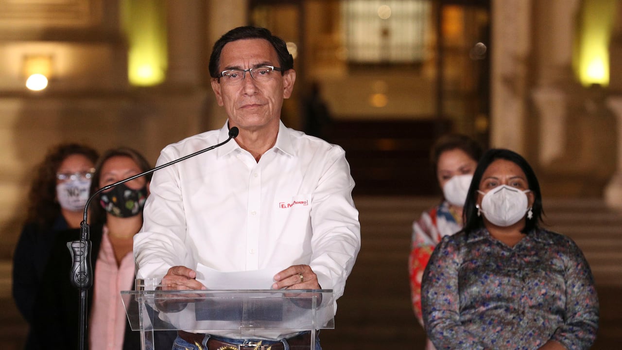 El presidente de Perú, Martín Vizcarra, habla frente al palacio presidencial después de que los legisladores votaron para destituirlo de su cargo en Lima, Perú. Foto: AP / Martín Mejía.
