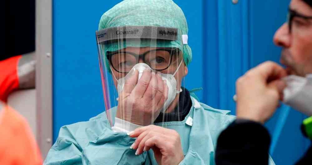 Chile anunció el lunes que los menores de 45 años que recibieron la primera dosis de la vacuna anticovid de AstraZeneca recibirán la segunda con el inmunizante de Pfizer/BioNTech tras un caso de trombosis detectado en el país.