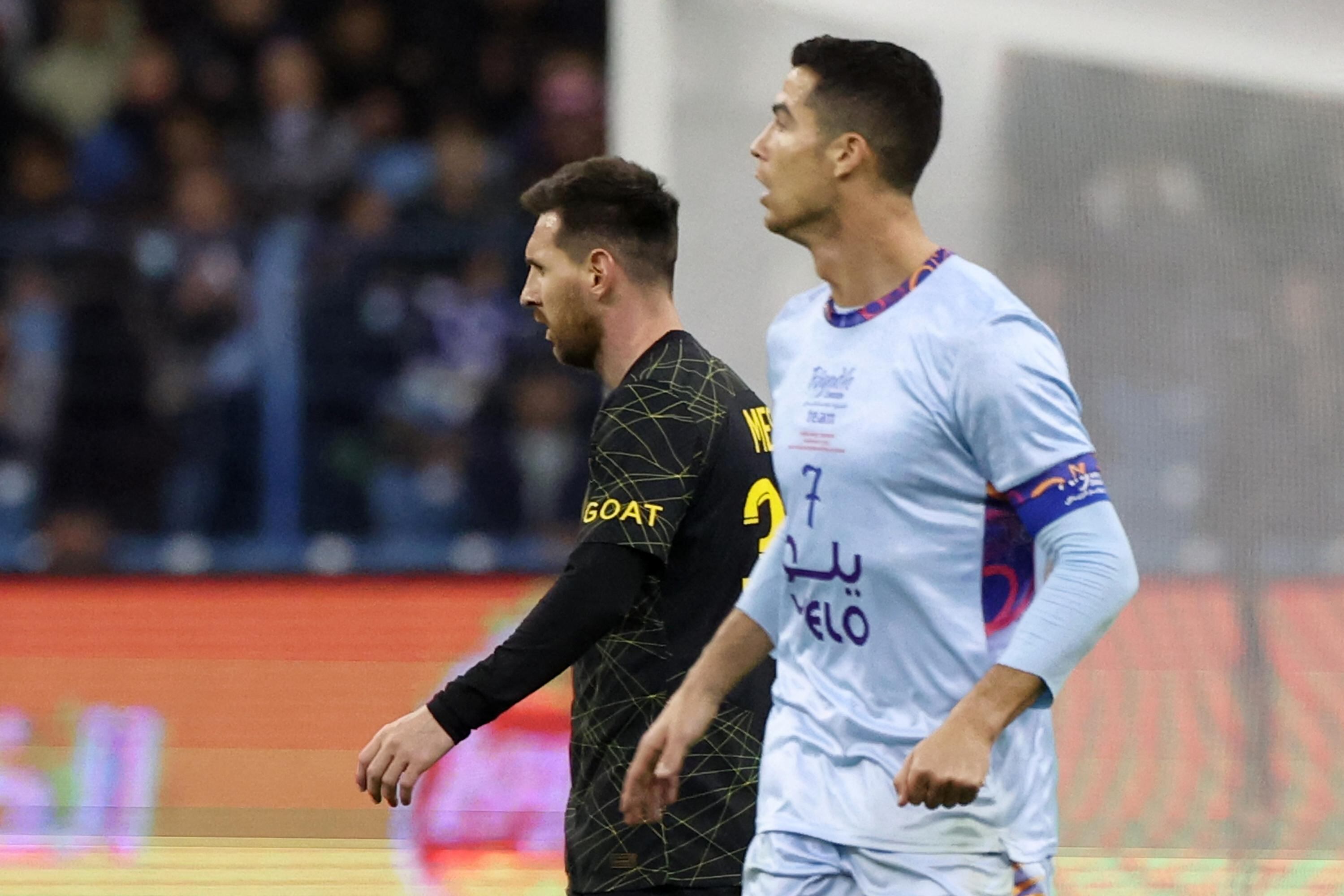 Lionel Messi y Cristiano Ronaldo durante un juego amistoso en Arabia.