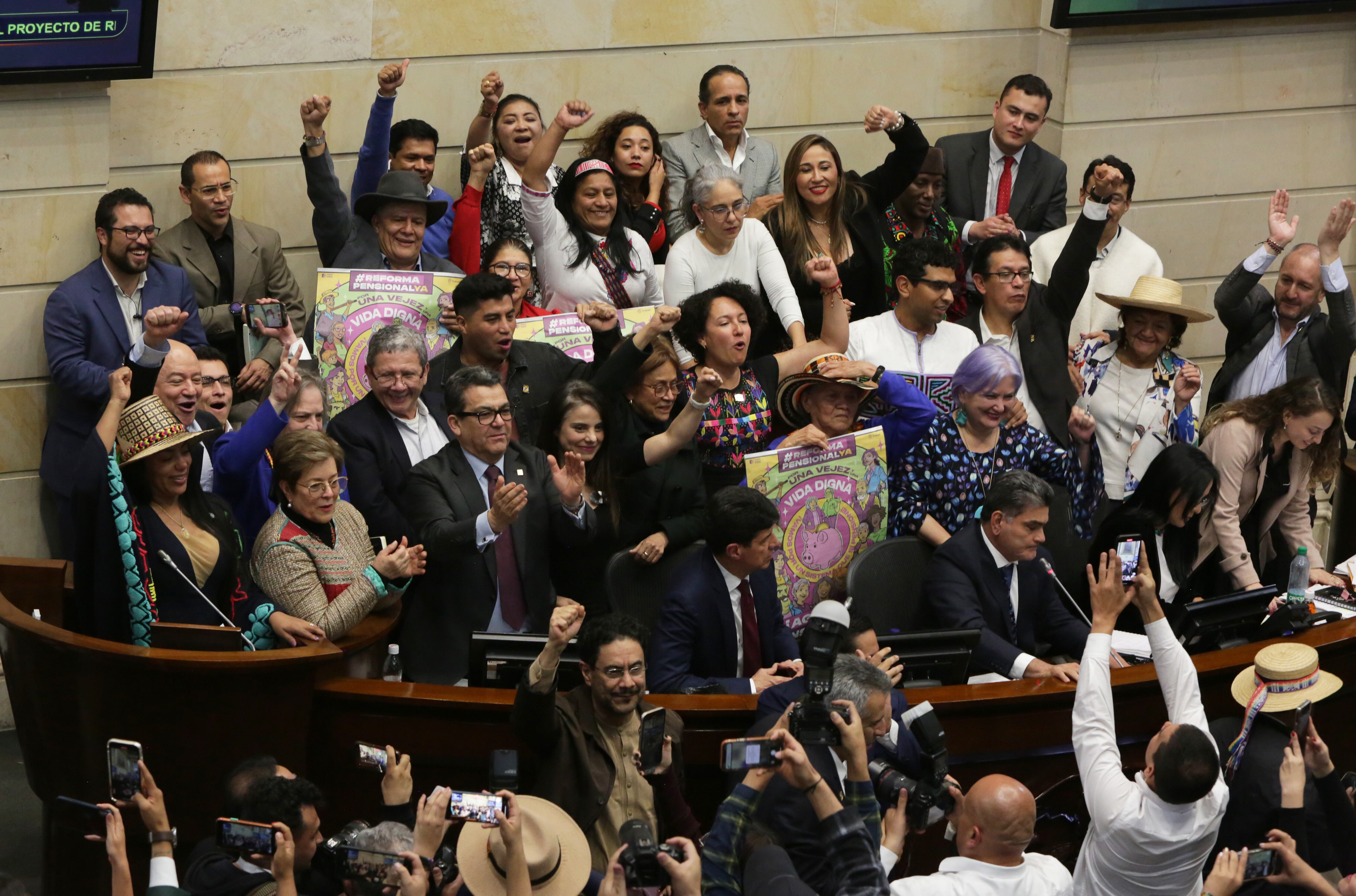 Aprobada la reforma pensional en segundo debate en la plenaria del Senado 
celebración de los `partidos de gobierno
Bogota abril 23 del 2024
Foto Guillermo Torres Reina / Semana