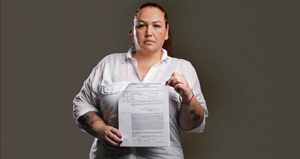   Con su historia clínica en la mano, María Paulina González denuncia que intentó suicidarse por el ambiente laboral bajo el liderazgo de Alba Rocío Jiménez Tovar.