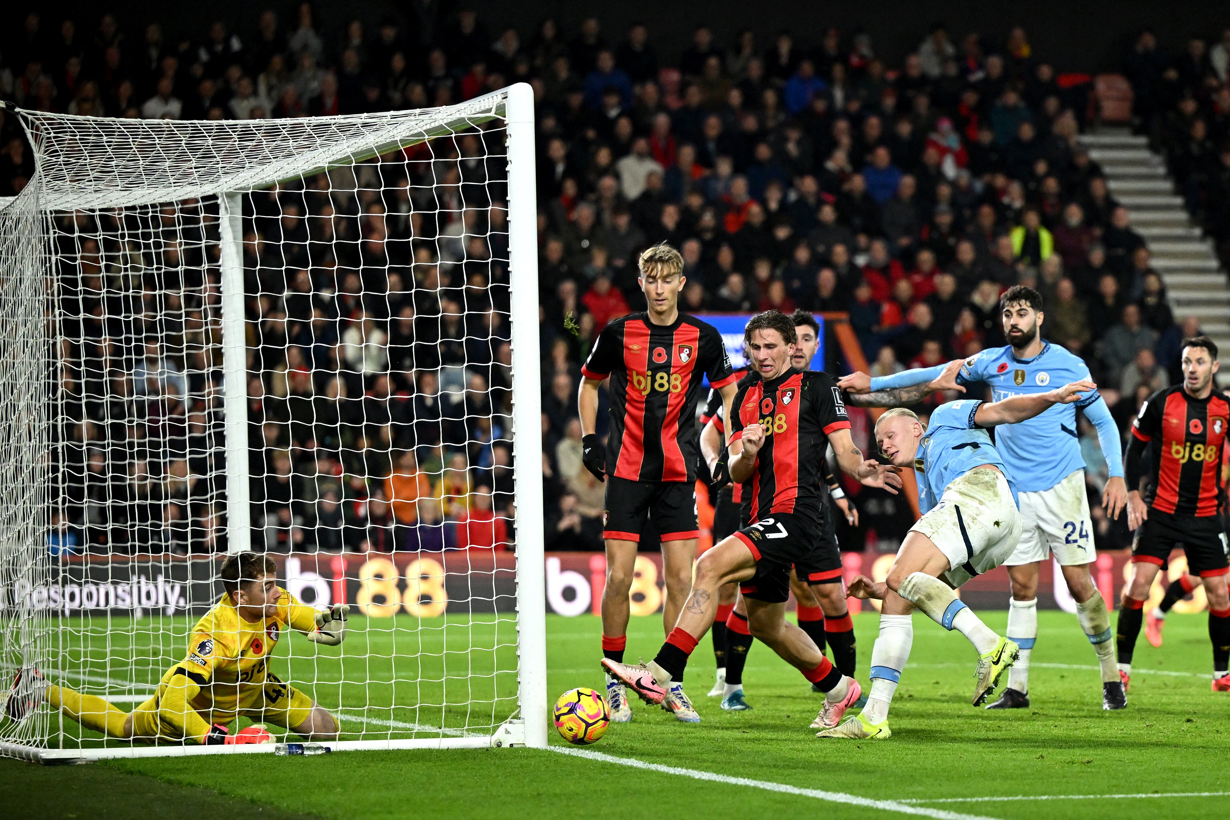 El delantero noruego del Manchester City #09 Erling Haaland dispara pero da en el poste durante el partido de fútbol de la Premier League inglesa entre el Bournemouth y el Manchester City en el Vitality Stadium de Bournemouth, en el sur de Inglaterra, el 2 de noviembre de 2024.