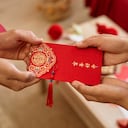 Explore la simbología detrás del color rojo y la tradición de los Hongbao