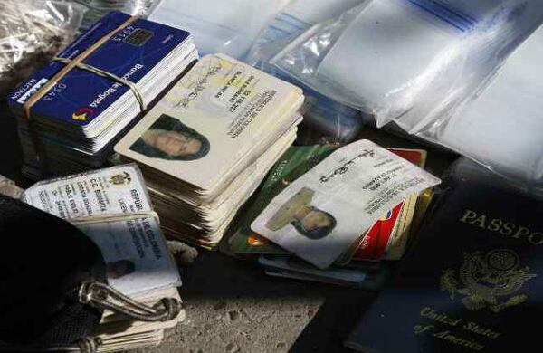 Además de armas y drogas, la Policía encontró decenas de cédulas, pasaportes, tarjetas de crédito y otros documentos de identificación (falsos y originales). 