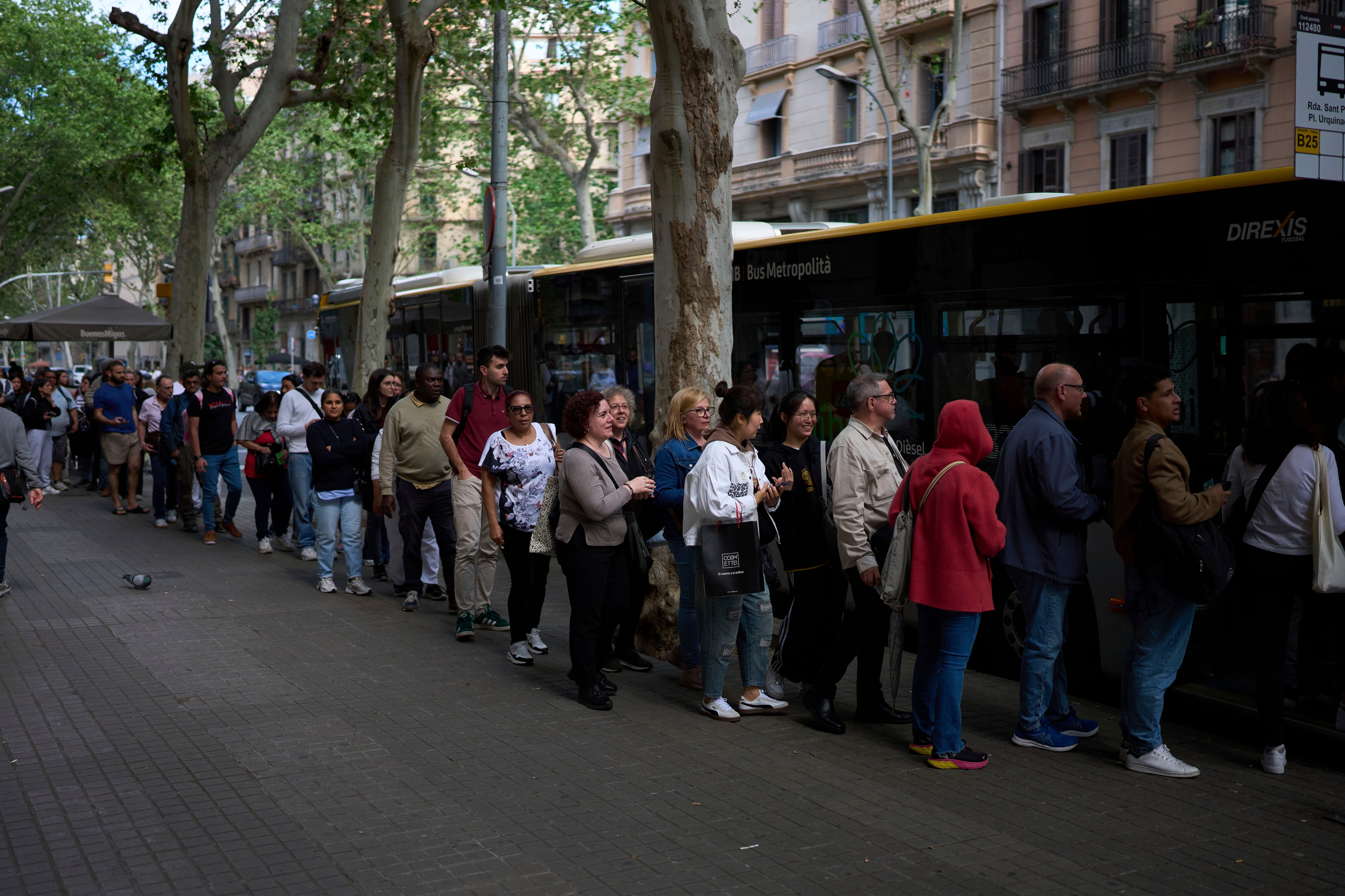People board on a bus, during a major power outage in Barcelona, Spain, Monday, April 28, 2025. (AP Photo/Emilio Morenatti)