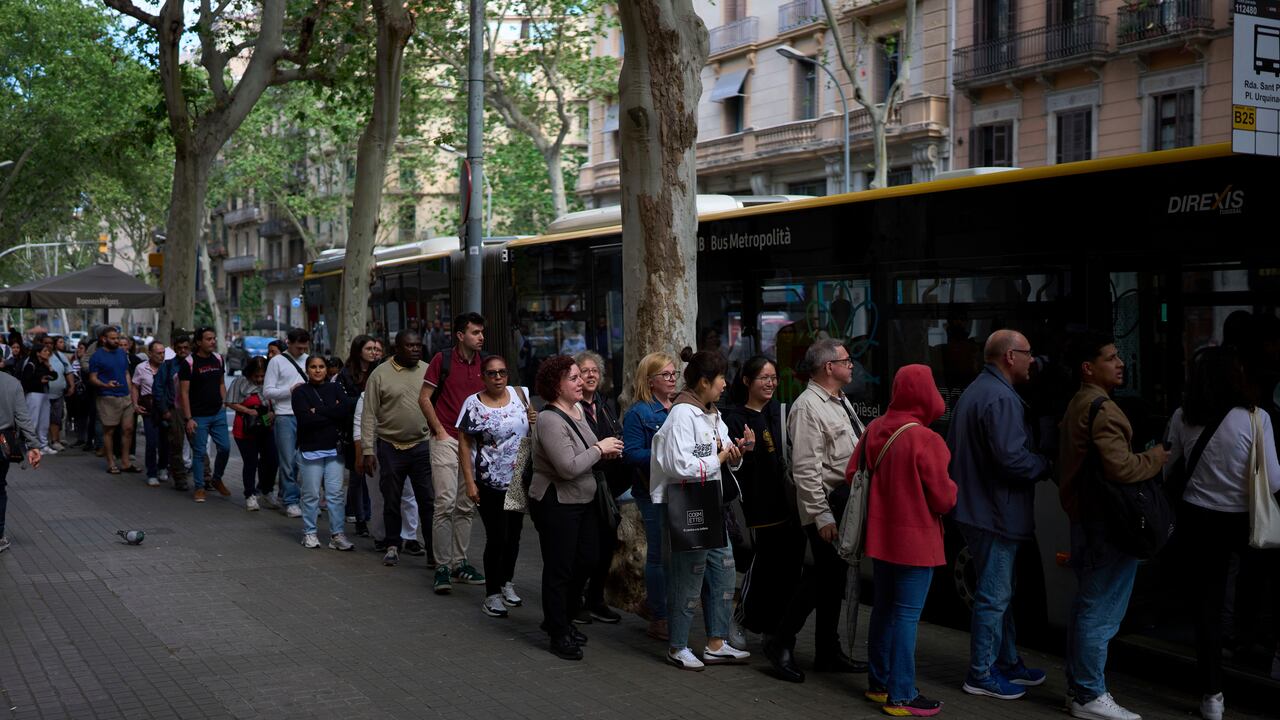 People board on a bus, during a major power outage in Barcelona, Spain, Monday, April 28, 2025. (AP Photo/Emilio Morenatti)