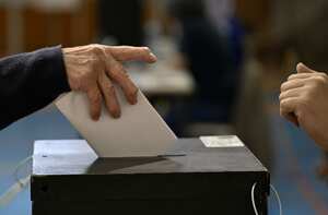 LISBOA, PORTUGAL - 9 DE JUNIO: Un votante emite su voto para las elecciones europeas en la Escola Secundaria de Camões el 9 de junio de 2024 en Lisboa, Portugal. Los electores de 27 países de la Unión Europea acuden a las urnas desde el 6 de junio para elegir a los miembros del Parlamento Europeo.