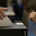 LISBOA, PORTUGAL - 9 DE JUNIO: Un votante emite su voto para las elecciones europeas en la Escola Secundaria de Camões el 9 de junio de 2024 en Lisboa, Portugal. Los electores de 27 países de la Unión Europea acuden a las urnas desde el 6 de junio para elegir a los miembros del Parlamento Europeo.