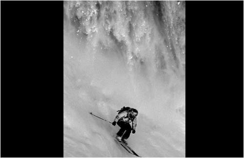 Ivaylo Velev, Bulgaria, Bul X Vision Photography Agency. 
El competidor de freerider (descenso en la nieve), Philippe Meier, es perseguido por una avalancha. Flaine, Francia.15 de marzo. Acción deportiva. 