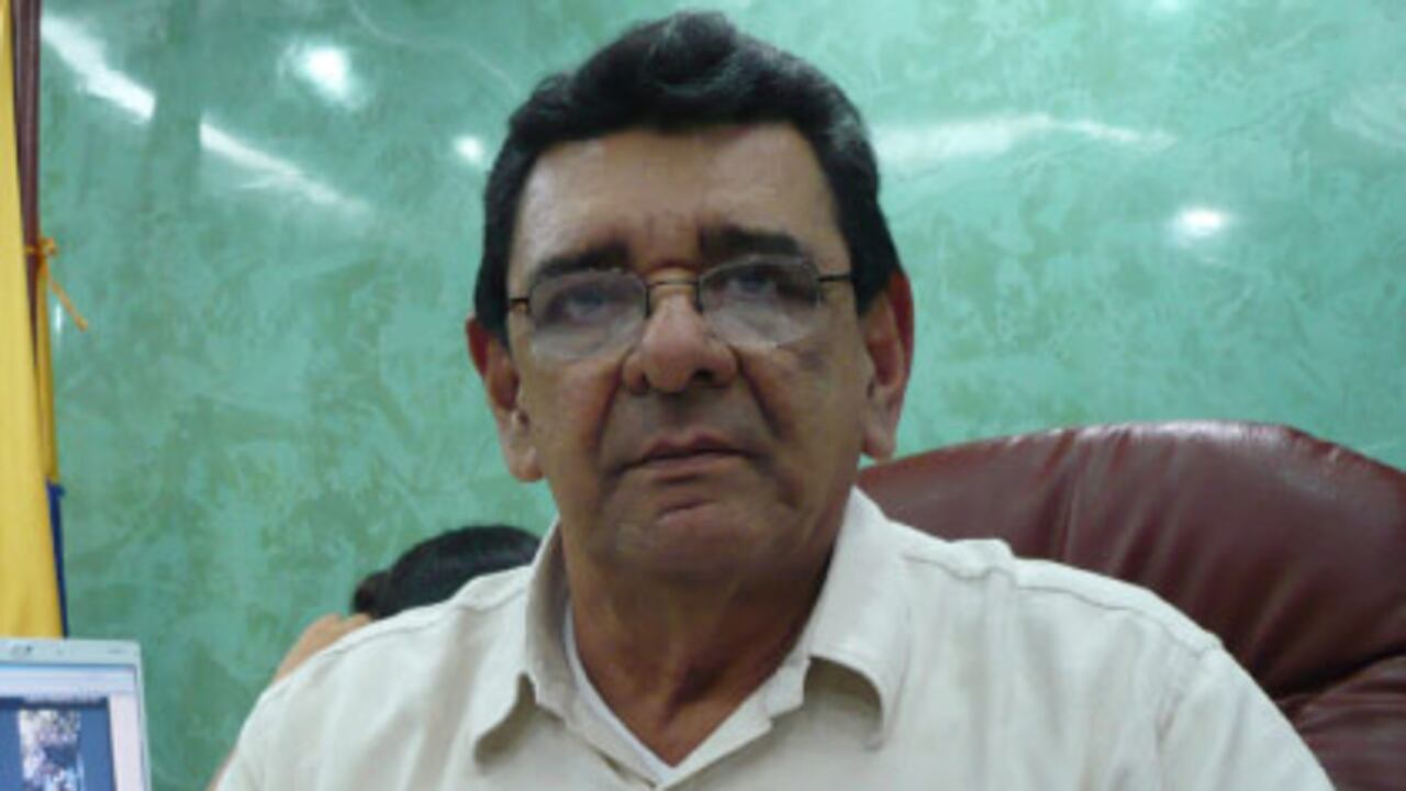 Los guerrilleros usaron explosivos para derribar la puerta e ingresar a la vivienda del gobernador de Caquetá, Luis Francisco Cuéllar. En una de las paredes pintaron un grafito que dice “comando james”, en referencia al “James Pata mala”, segundo comandante de la Teófilo Forero abatido por la fuerza pública en noviembre