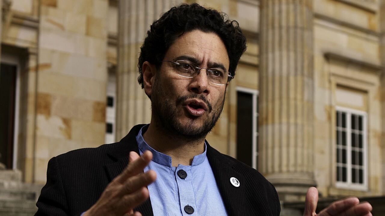 Iván Cepeda dice que viaje lo financian organizaciones humanitarias.