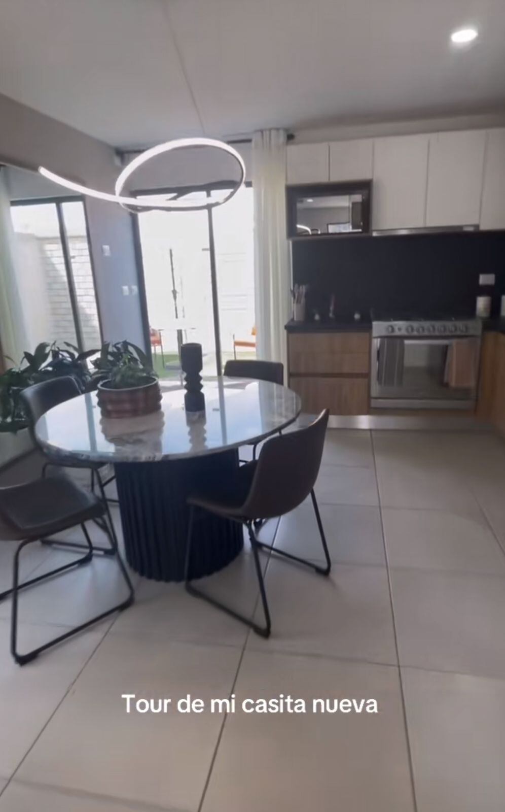 La mujer mostró la casa después de haberla comprado e hizo un pequeño tour dentro de la propiedad