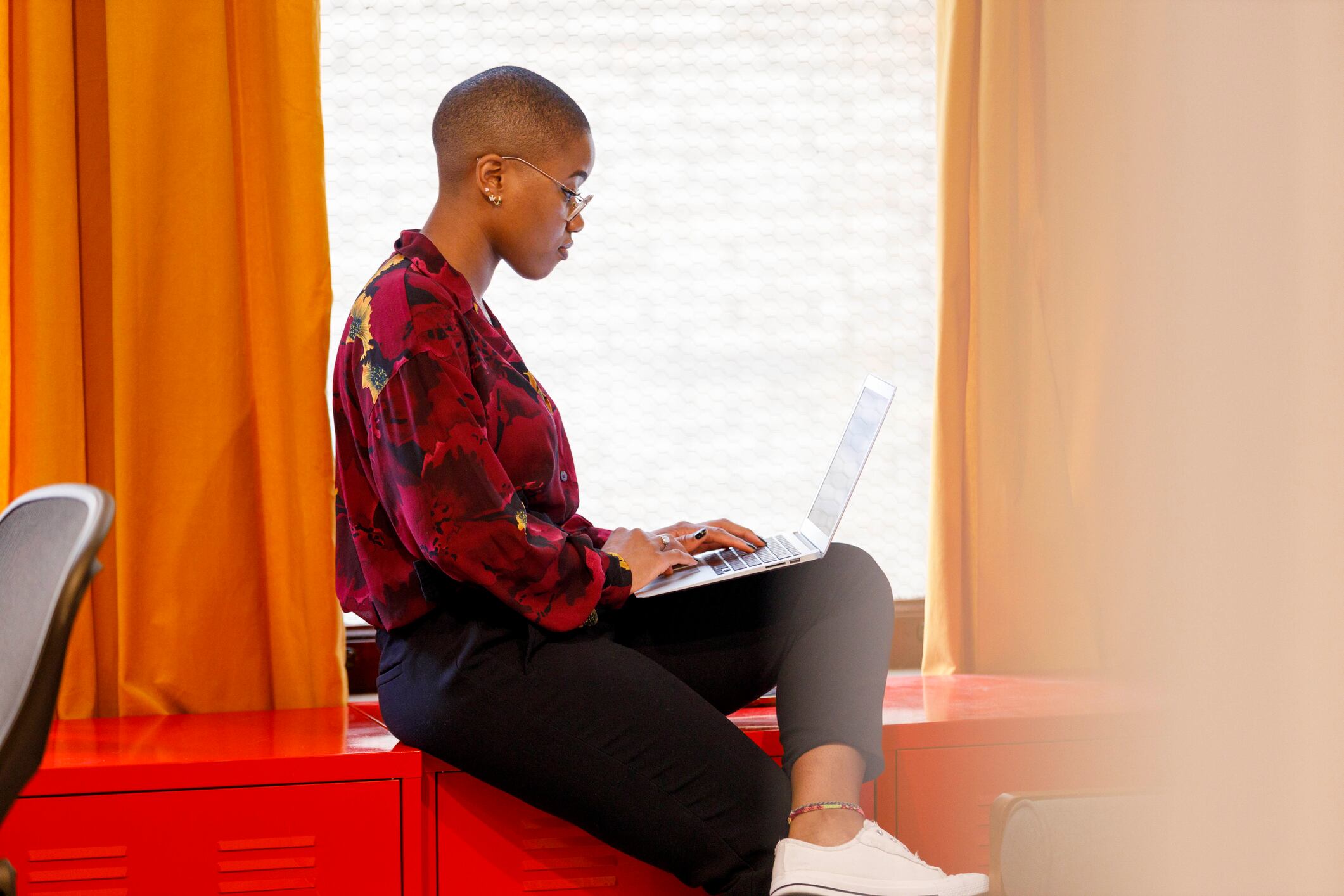 El poder de la paleta: cómo crear armonías cromáticas que elogien el rojo