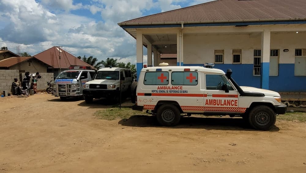 Ambulancias estacionadas frente a un hospital en Bunia, Congo.